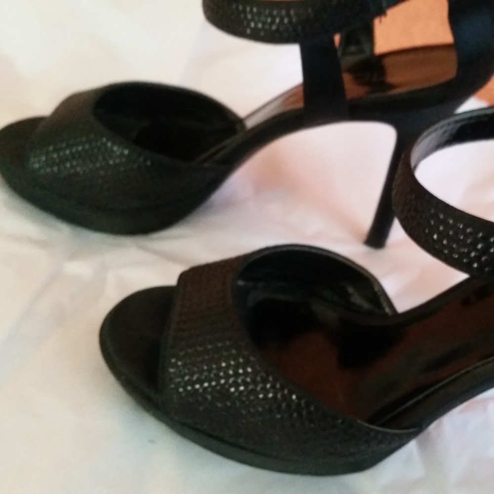 🎁✨️🎁✨️✨️Womens black heels in great shape
